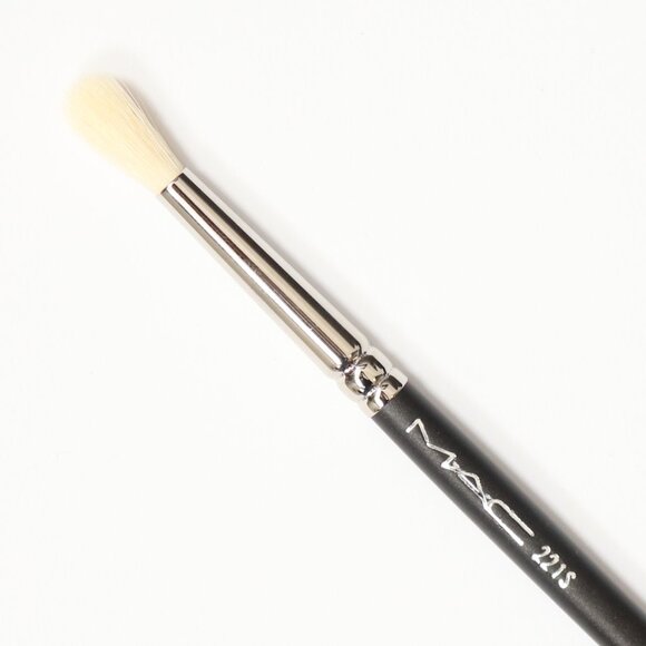 MAC 221S Mini Tapered Blending Brush - Picture 1 of 1